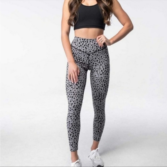 Balance Athletica/ Vitality Ascend Pant Kingdom Collection Snow Leopard Small - Picture 1 of 8
